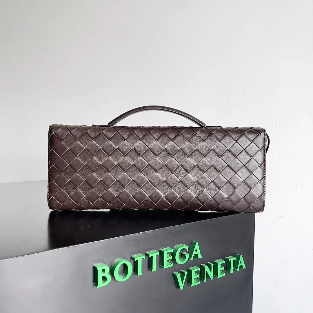 The batch of 1360 BV Andiamo evening handbags has been heavily planted again~ The designer aesthetics in the era of economic downturn are back. I fall in love with it at first sight and can't put it down. It's so beautiful and full of aura. The shape and texture are very competitive. It's light in weight and has sufficient capacity. It's a must-have for fashionistas. It's suitable for many occasions, minimalist, high-end and light luxury. Model No.: 741511 Size: 31*13*3cm